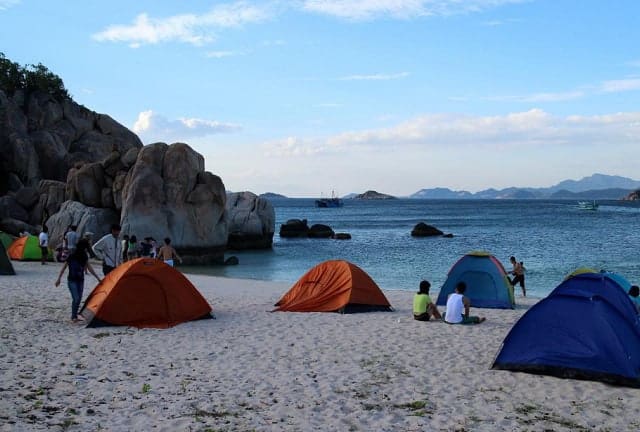 Bạn đã bao giờ được cắm trại qua đêm tại một vùng biển vắng?