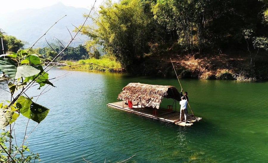 Chèo thuyền trên suối