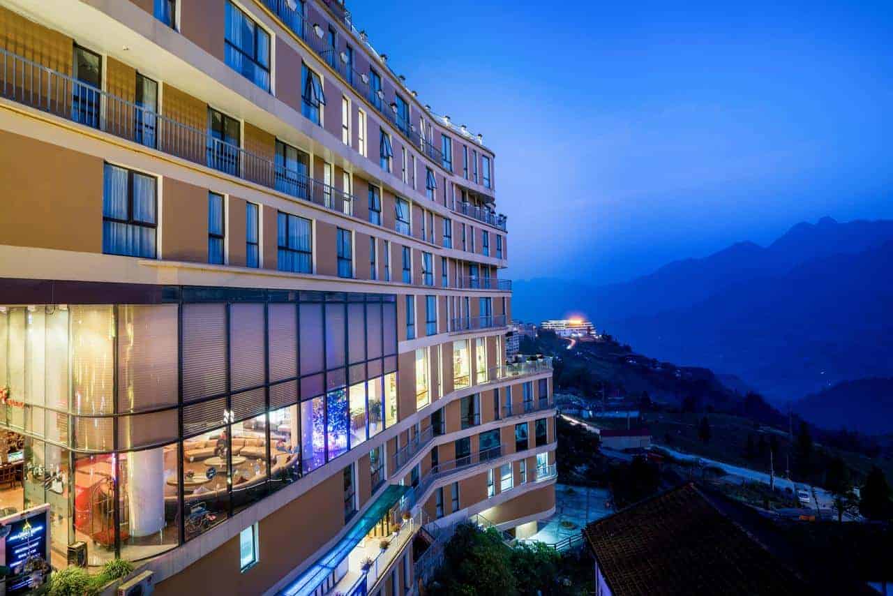 Khách sạn Amazing Hotel view trực diện ra núi rừng hùng vĩ của Sapa