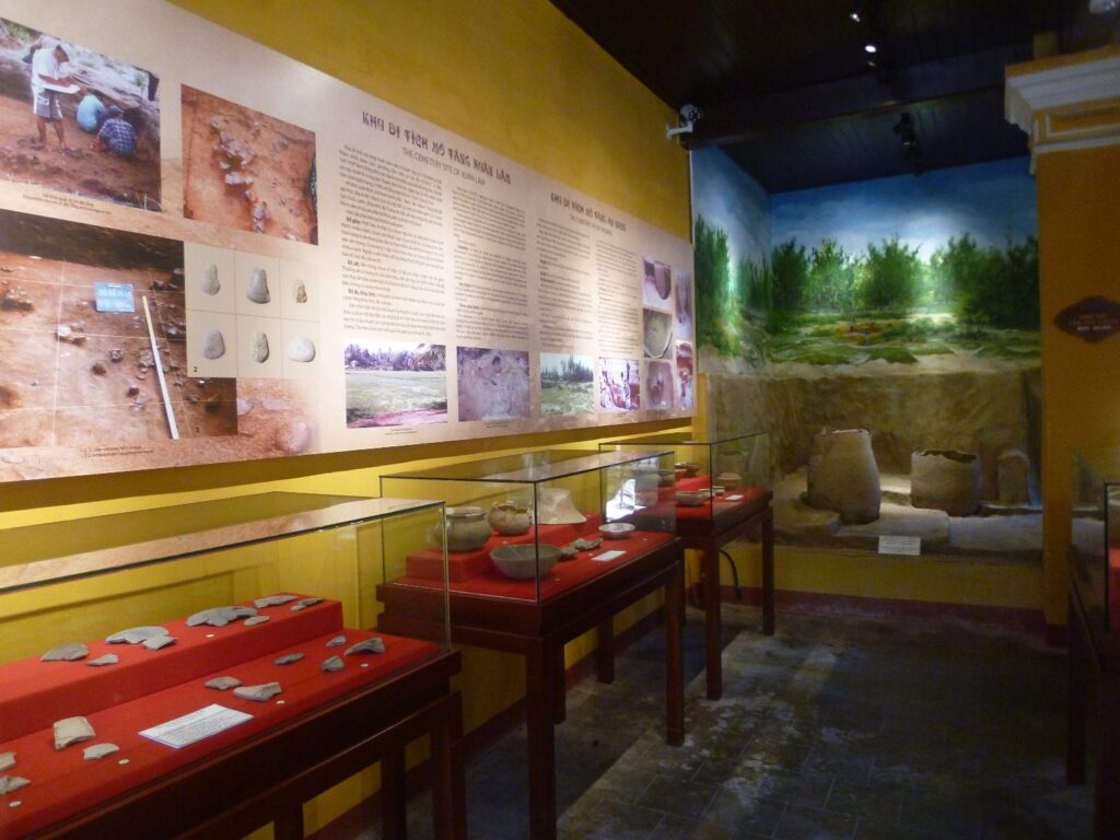 Khu trưng bày hiện vật của nền văn hóa Sa Huỳnh xưa cổ