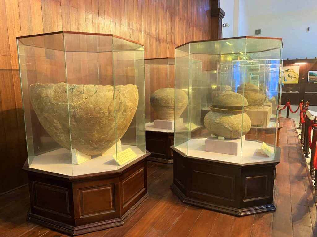 Trưng bày gốm sứ tại Bảo tàng văn hóa Sa Huỳnh