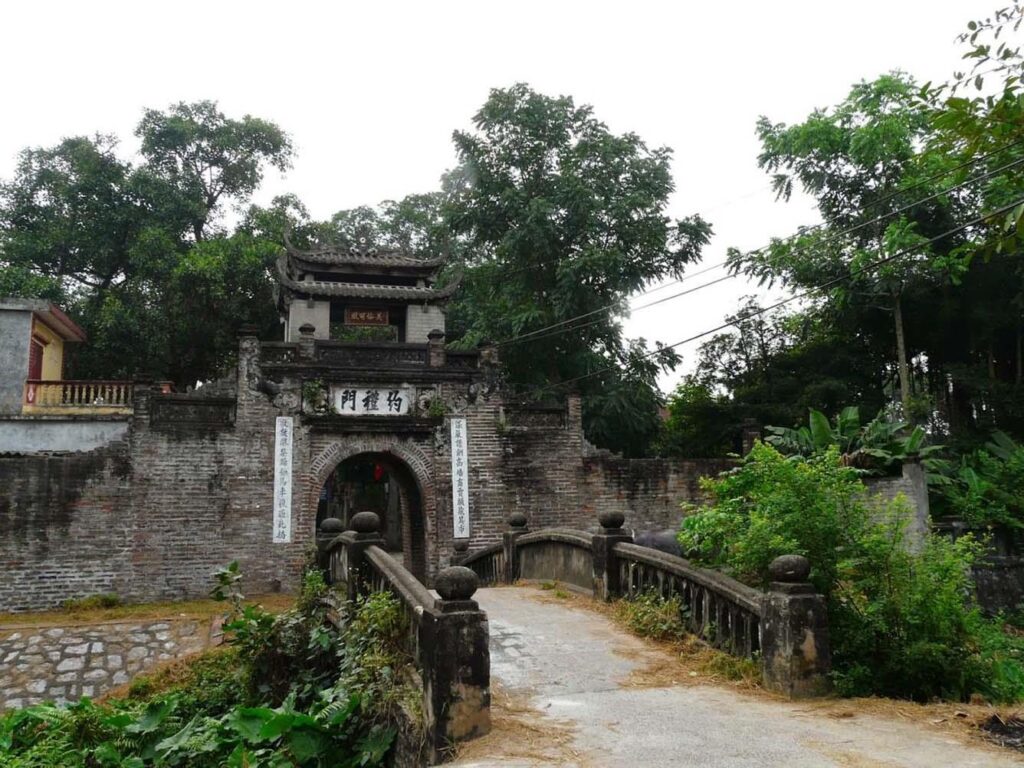 Cổng vào làng cổ Phong Nam