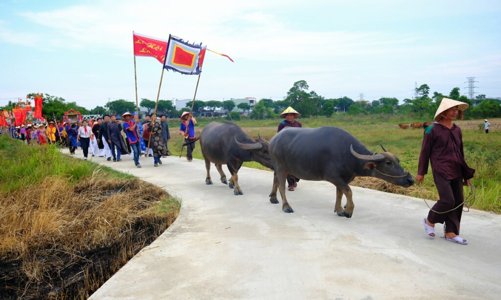 Tham gia lễ hội ở làng cổ Phong Nam
