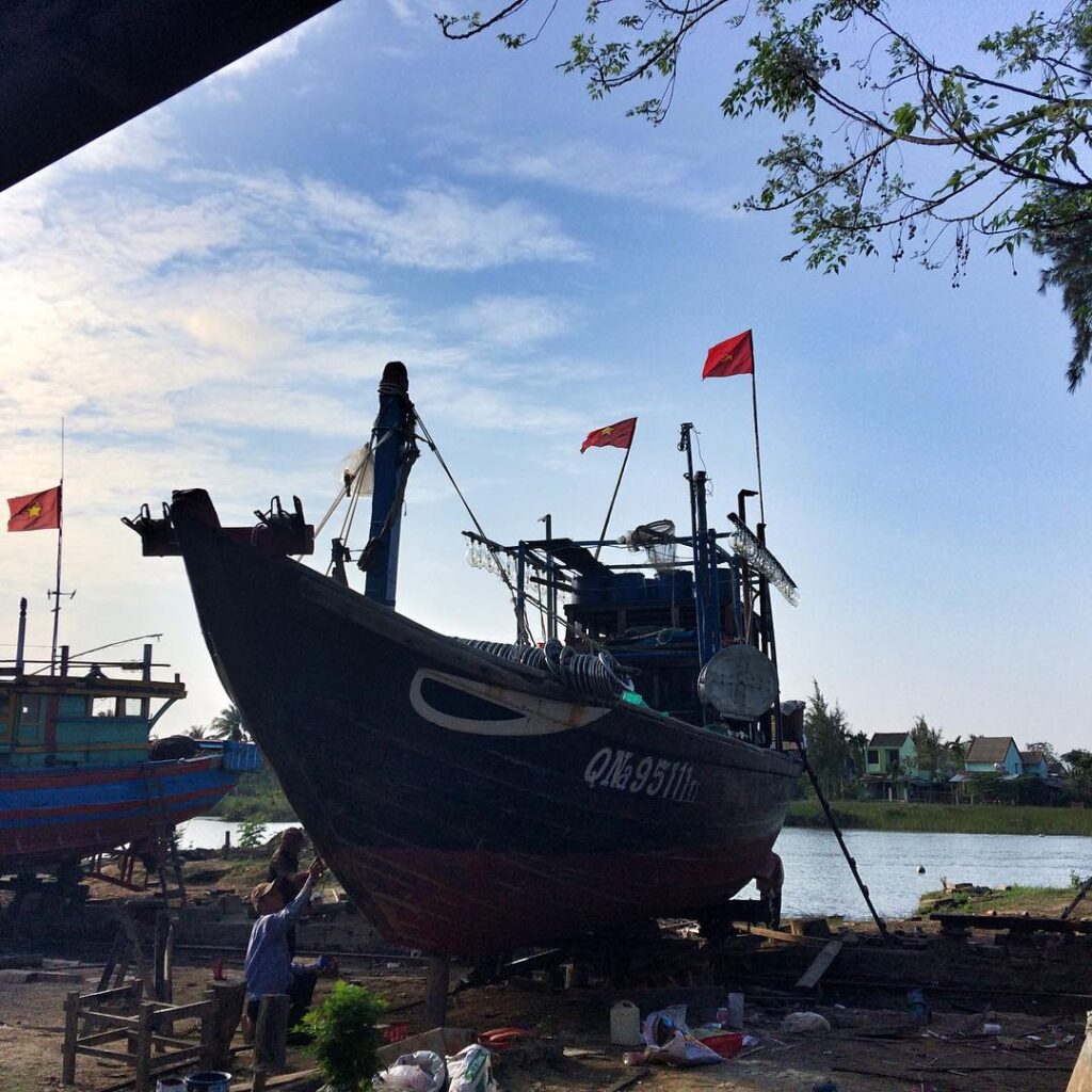 thợ đóng thuyền tại làng mộc
