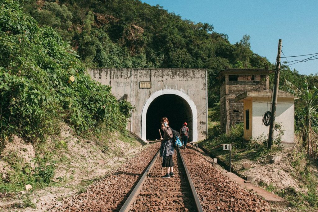 Đến làng Vân bằng đường hầm tàu