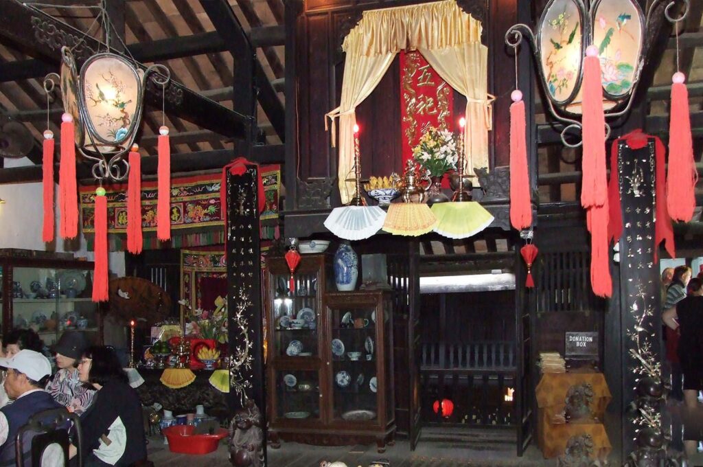 trang thờ tại nhà cổ Phùng Hưng  