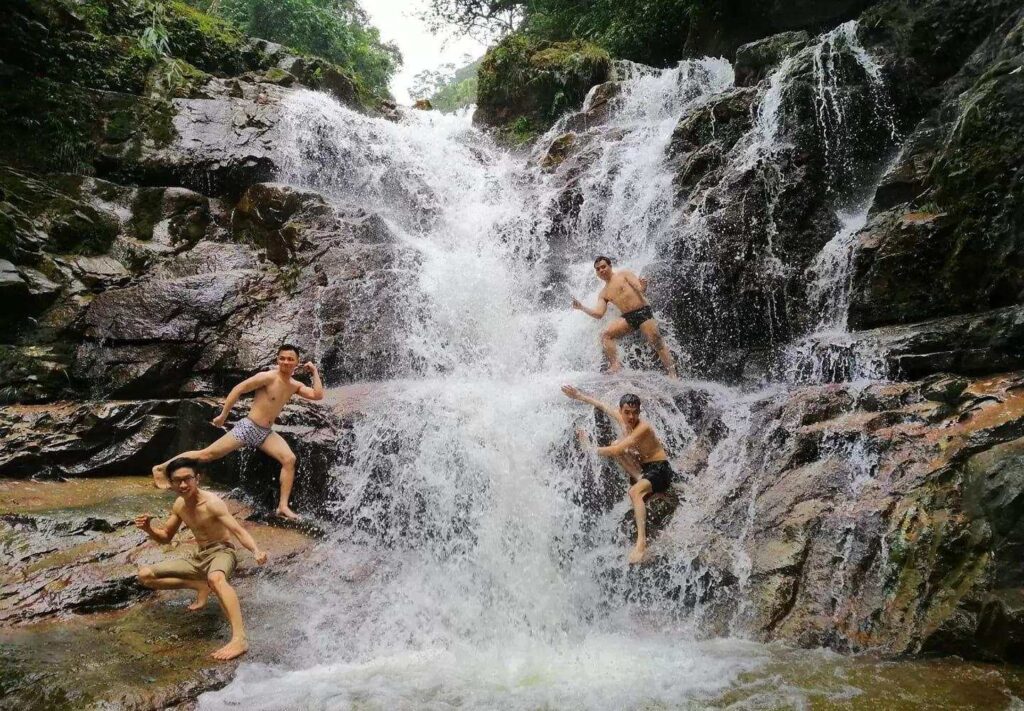 Tắm suối ở thác Ba Đờ Phọt
