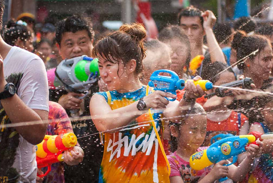 Té nước cầu may mắn trong lễ hội Songkran
