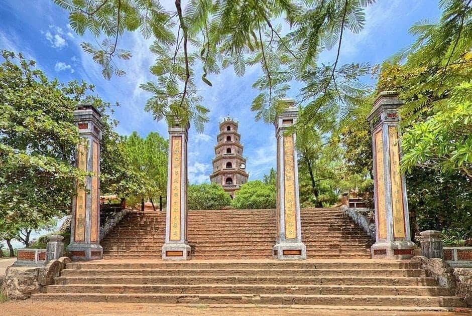 Tham quan chùa Thiên Mụ trong tour Đà Nẵng 5 ngày 4 đêm