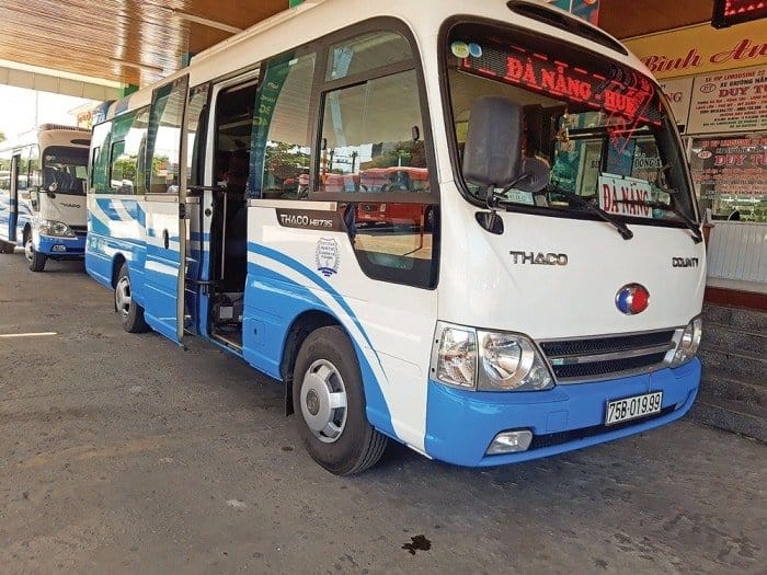 Xe khách di chuyển từ Đà Nẵng đến Huế