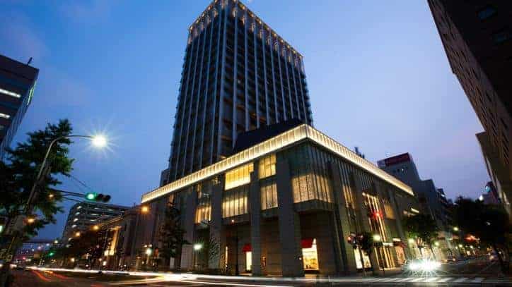  Khách sạn Nikko tiếp đón du khách với tiền sảnh hiện đại và sang trọng