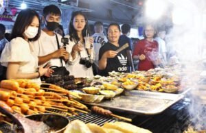 Chợ đêm Phú Quốc hút khách tháng 5/2021. Ảnh: Huỳnh Nhi