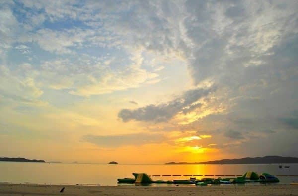 Cùng ngắm bình minh trên bãi biển Hồng Vàn