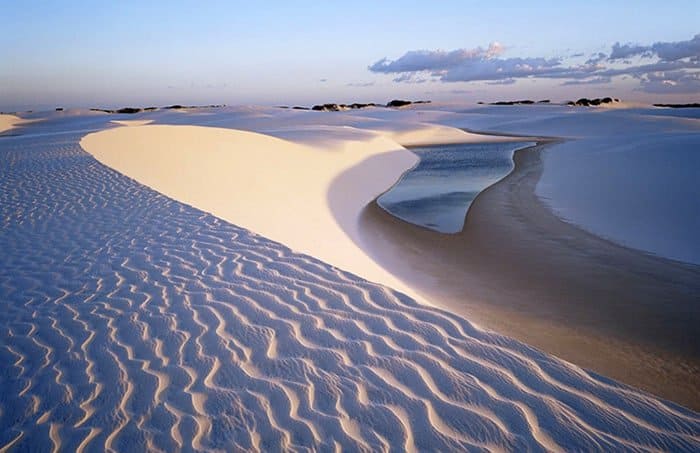 Đầm sen và đồi cát trắng là địa điểm cho các bạn sống ảo
