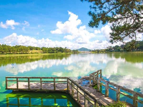 Hồ Xuân Hương với vẻ đẹp trầm mặc và bình yên