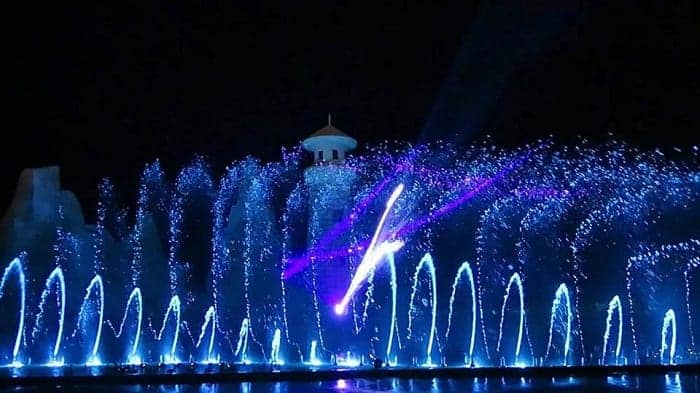 Màn trình diễn của âm thanh và ánh sáng tại khu biểu diễn Vinpearl Land Phú Quốc
