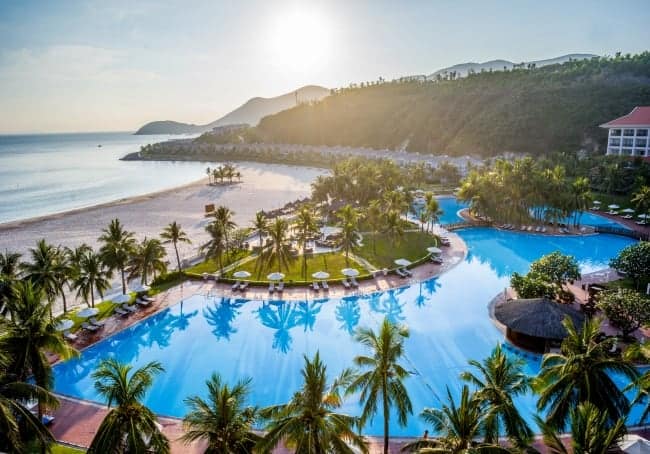 Khung cảnh Vinpearl luxury resort Nha Trang với bờ biển trải dài