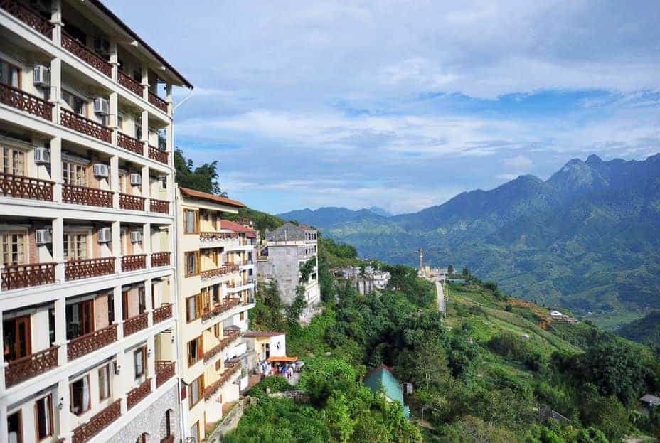 Khung cảnh Bamboo Sapa Hotel bao quát toàn cảnh núi rừng, những ngôi nhà nhấp nhô thưa nhau ở Sapa