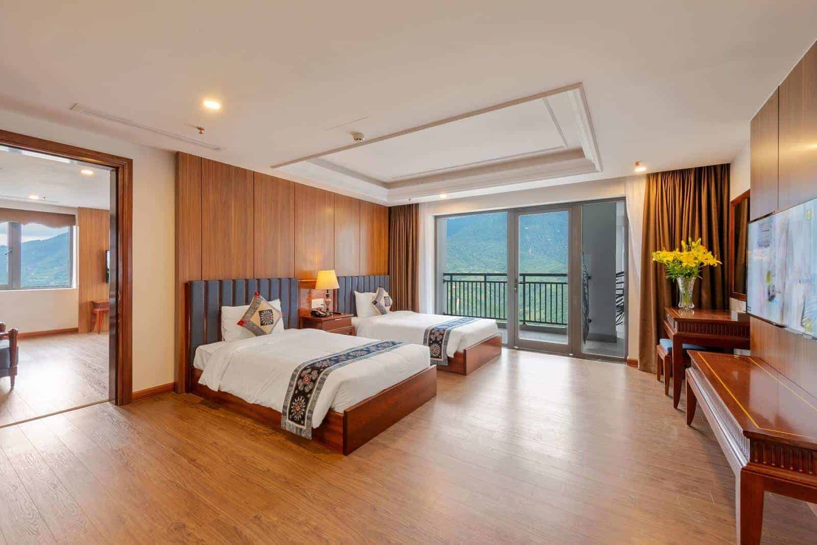 Không gian phòng của Bamboo Hotel Sapa ấm cúng với những ô kính tràn ngập ánh nắng
