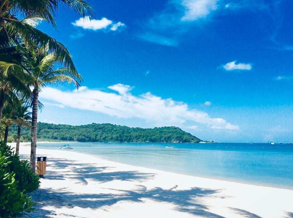 Biển Bãi Dài Nha Trang thu hút khách du lịch với những bờ cát trắng nên thơ