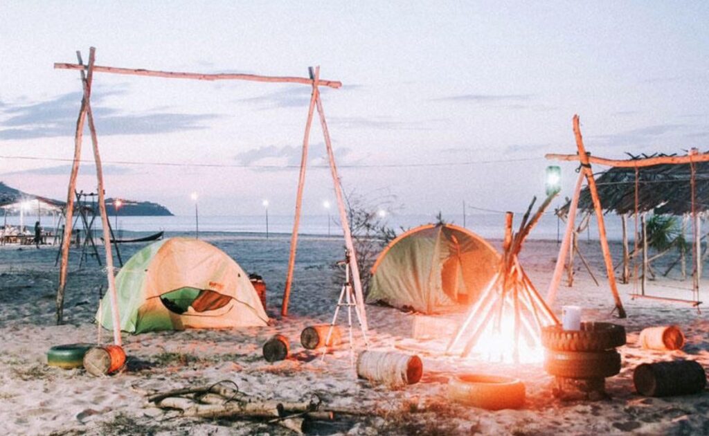 Cắm trại trên biển Hà My
