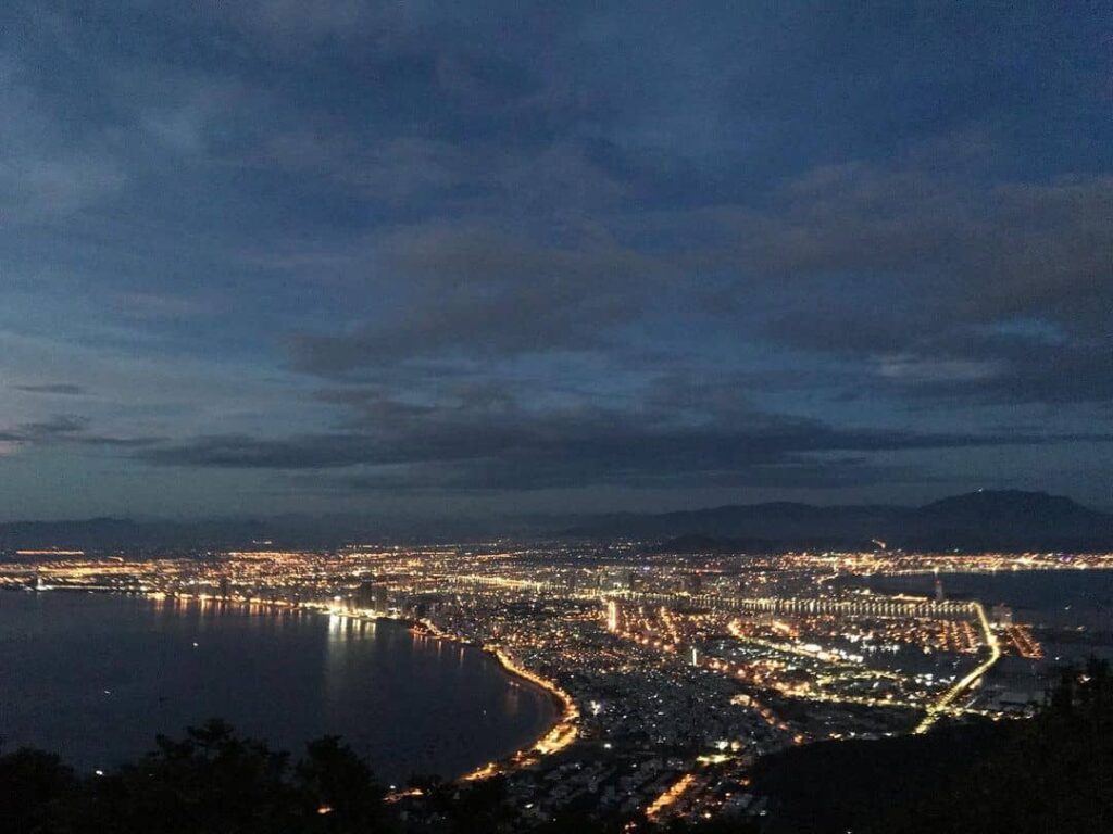 hình ảnh thành phố về đêm khi nhìn từ đỉnh bàn cờ