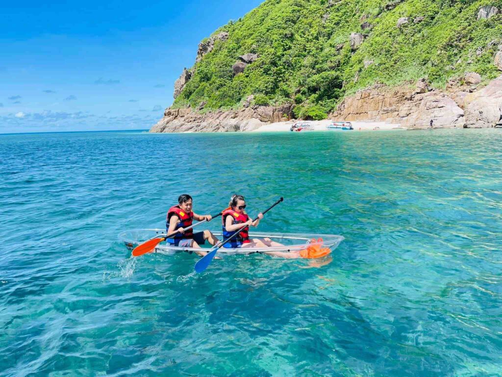 Chèo thuyền kayak trên biển Nguyễn Tất Thành