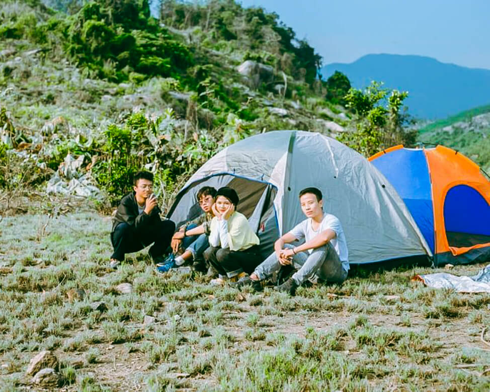 các bạn trẻ cắm trại tại Hồ Xanh