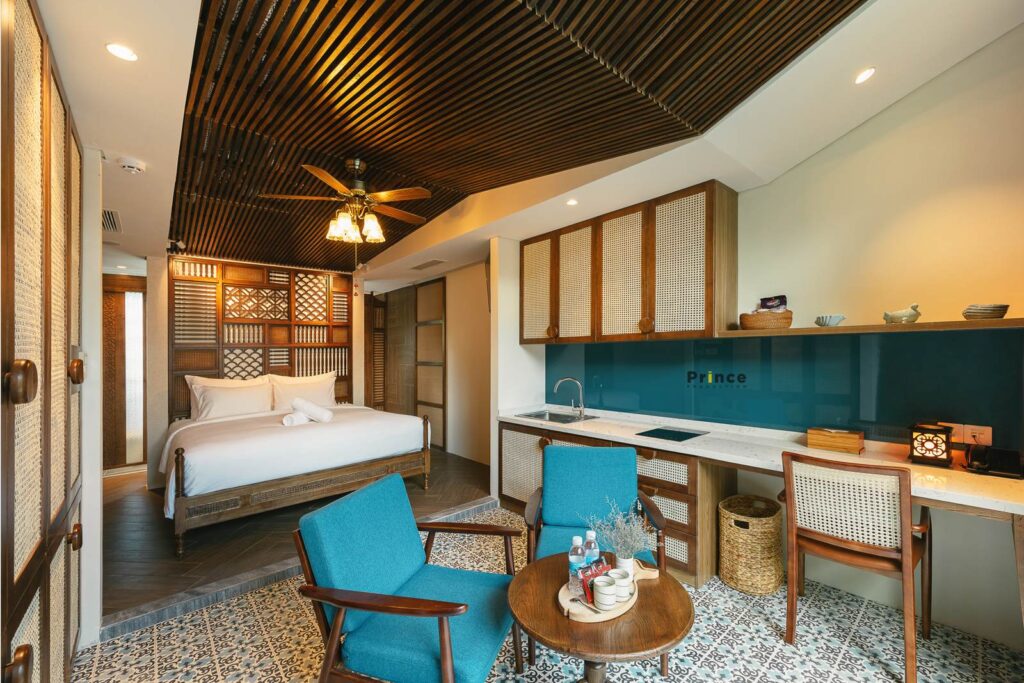 Phòng ngủ ở Minh House được decor theo phong cách tối giản