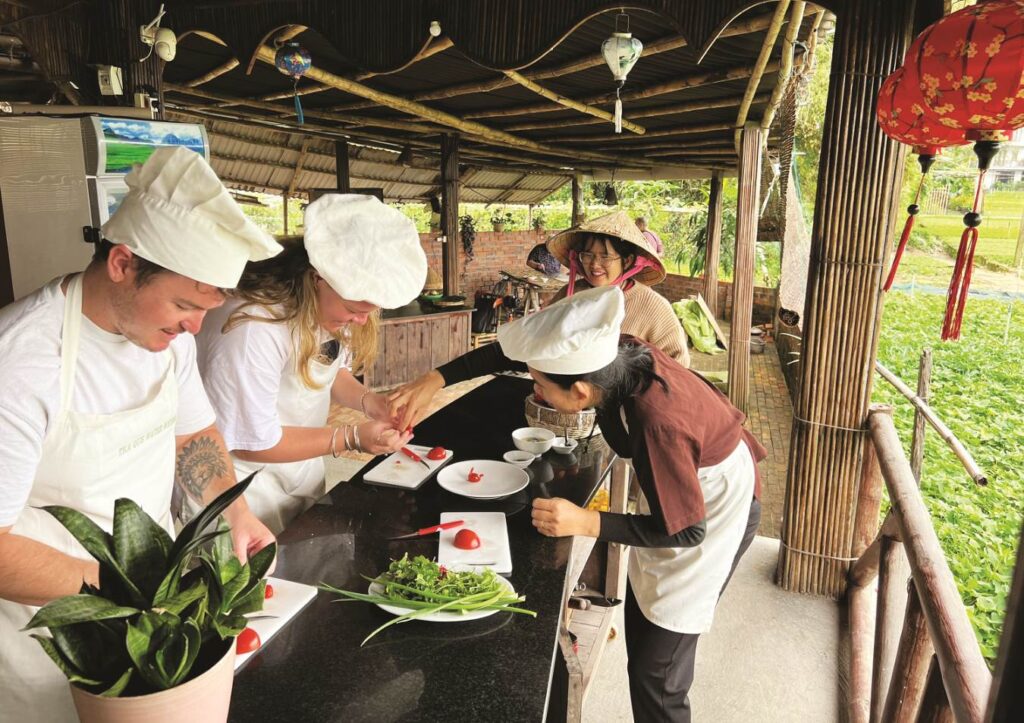 Tham gia học nấu ăn cùng người dân làng Trà Quế