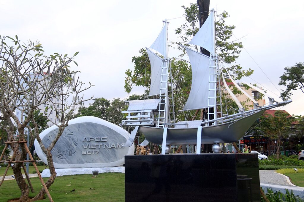 Tác phẩm “ Thuyền buồm" của Indonesia tại công viên APEC
