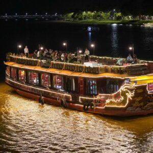 Tận hưởng nét đẹp của Huế khi du thuyền trên sông Hương
